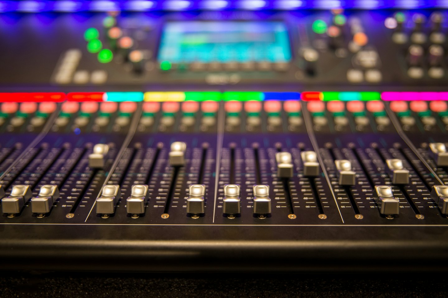 Manopole e fader su un moderno mixer audio.