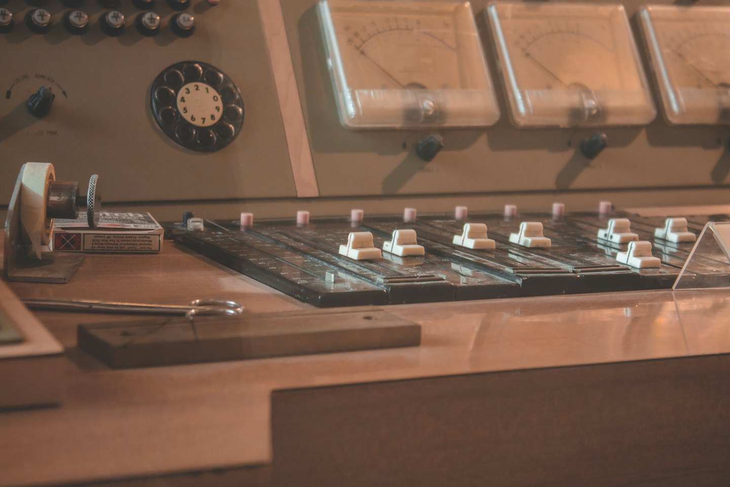 Console di missaggio audio vintage con indicatori e controlli analogici.